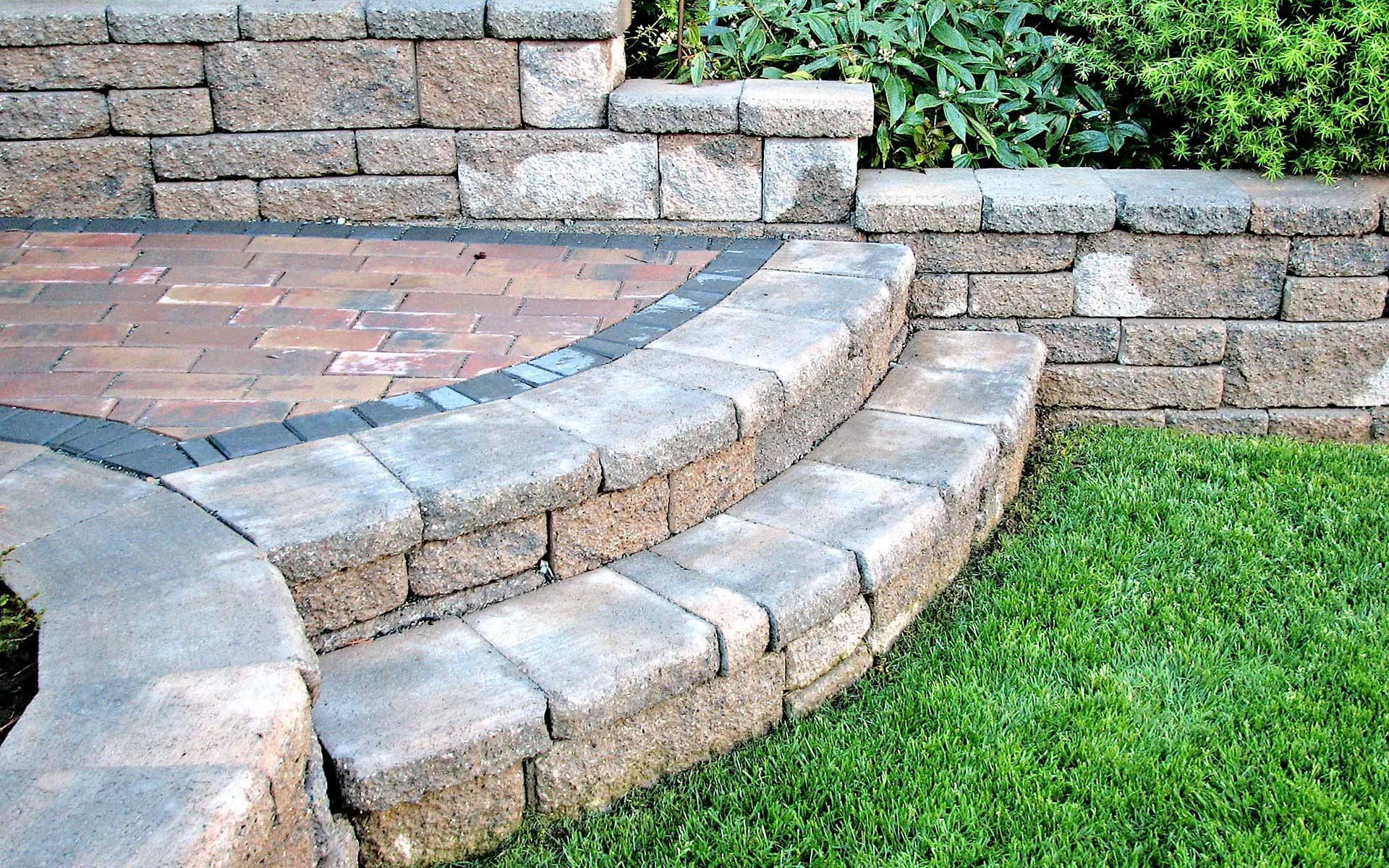 Segmental retaining wall with step-down cap detail on Dawsonville, GA hillside lot