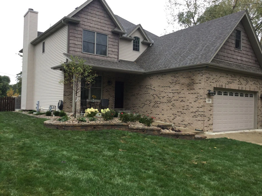 Natural Tennessee fieldstone retaining wall with irregular stacked courses in a Cumming, GA backyard.